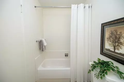 Bath - 617 W Granger Ave #37, Modesto, CA 95350 photo 4 of 5