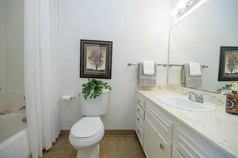 Bath - 617 W Granger Ave #37, Modesto, CA 95350 photo 3 of 5