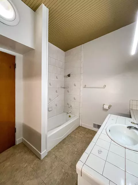 Bath - 6222 Cameo Ct, Carmichael, CA 95608 photo 2 of 2