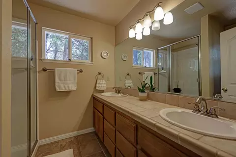 Bath - 20091 Eaglecrest Dr, Foresthill, CA 95631 photo 1 of 2