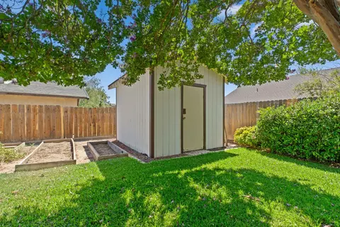 Exterior - 1279 Nana Pl, Manteca, CA 95336 photo 6 of 9
