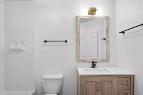 Bath - 806 Ahern Ct, Turlock, CA 95382 photo 2 of 5