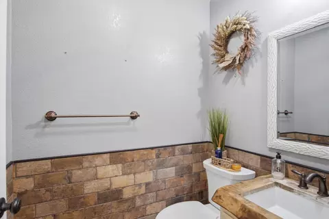 Bath - 806 Ahern Ct, Turlock, CA 95382 photo 1 of 5