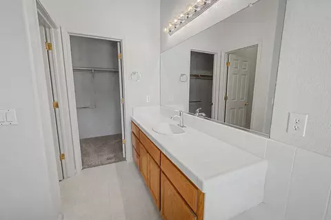 Bath - 1338 Christopher Dr, Merced, CA 95340 photo 2 of 3