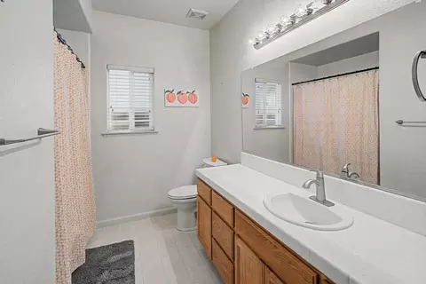 Bath - 1338 Christopher Dr, Merced, CA 95340 photo 1 of 3