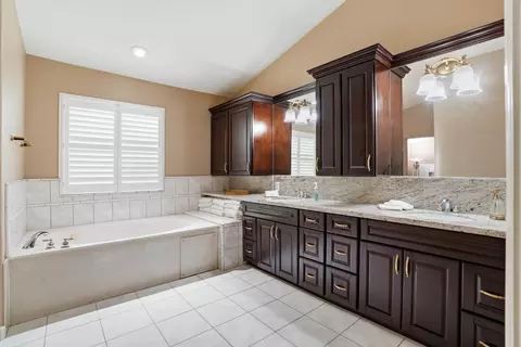 Bath - 935 Shortland Cir, Manteca, CA 95337 photo 2 of 6