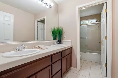 Bath - 935 Shortland Cir, Manteca, CA 95337 photo 4 of 6