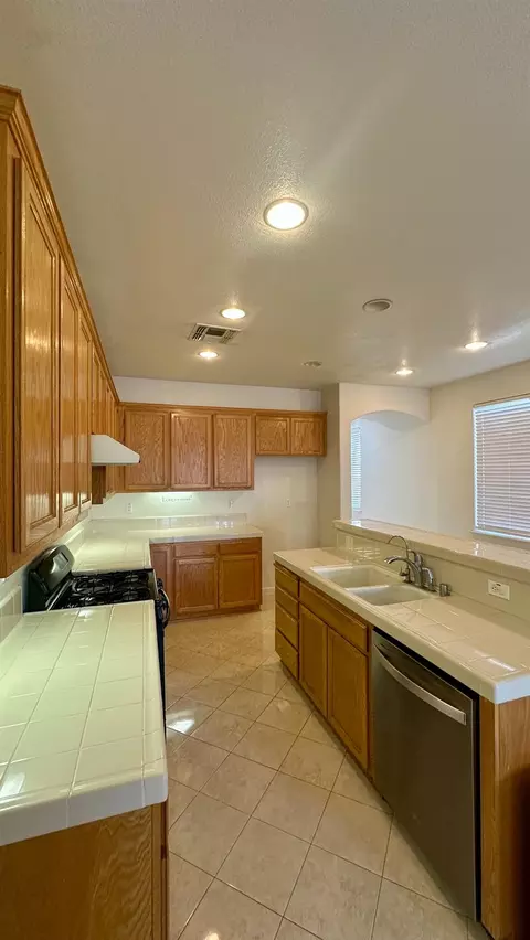 Kitchen - 15799 Grayson Rd, Lathrop, CA 95330 photo 3 of 5