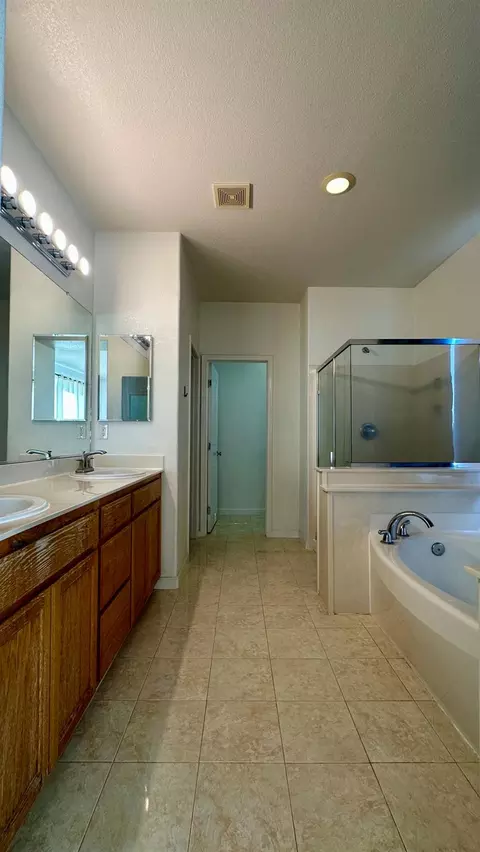 Bath - 15799 Grayson Rd, Lathrop, CA 95330 photo 3 of 6