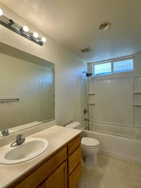 Bath - 15799 Grayson Rd, Lathrop, CA 95330 photo 2 of 6