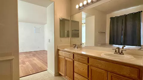 Bath - 15799 Grayson Rd, Lathrop, CA 95330 photo 5 of 6