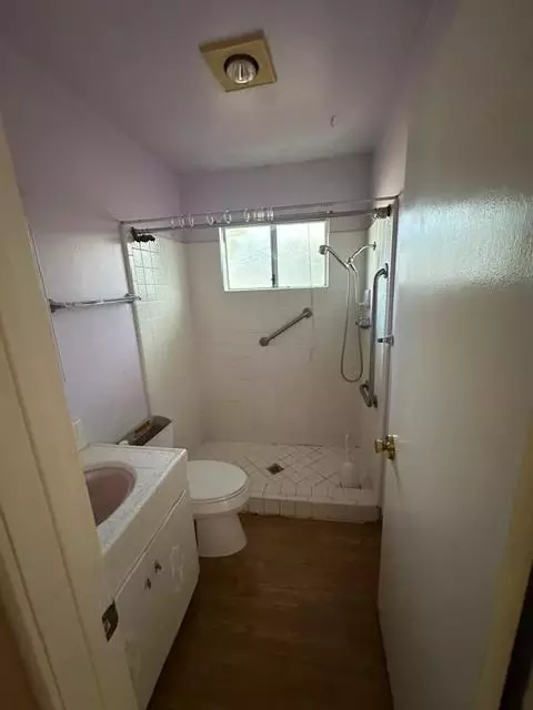 Bath - 1445 Cedar, Gridley, CA 95948 photo 1 of 2