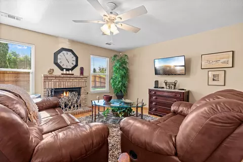 Living - 585 Morgan Ct, Merced, CA 95341 photo 2 of 4
