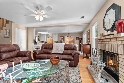 Living - 585 Morgan Ct, Merced, CA 95341 photo 3 of 4