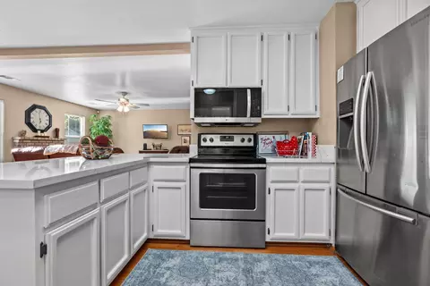 Kitchen - 585 Morgan Ct, Merced, CA 95341 photo 3 of 7