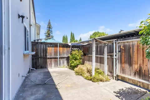 Exterior - 4030 Knoll Top Ct, Carmichael, CA 95608 photo 5 of 8