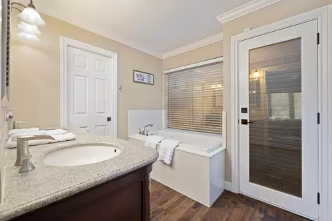 Bath - 1900 Lakeshore Dr, Modesto, CA 95355 photo 2 of 6