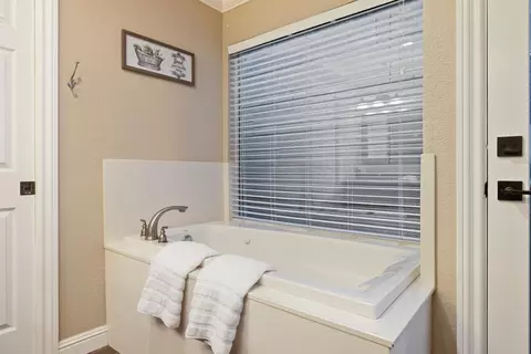 Bath - 1900 Lakeshore Dr, Modesto, CA 95355 photo 4 of 6