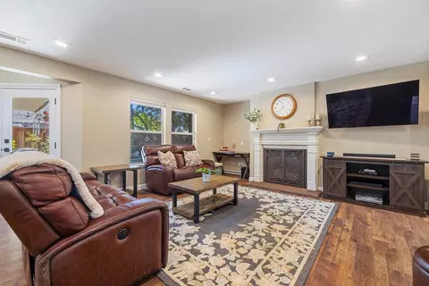Living - 1900 Lakeshore Dr, Modesto, CA 95355 photo 3 of 4