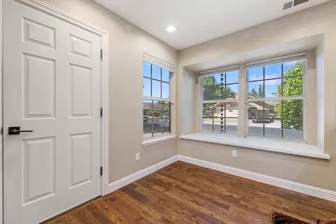 Entry Way - 1900 Lakeshore Dr, Modesto, CA 95355 photo 7 of 14