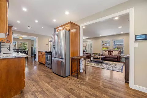 Entry Way - 1900 Lakeshore Dr, Modesto, CA 95355 photo 8 of 14