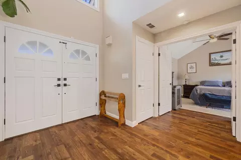 Entry Way - 1900 Lakeshore Dr, Modesto, CA 95355 photo 3 of 14