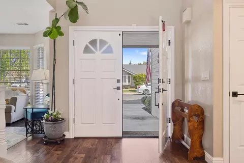 Entry Way - 1900 Lakeshore Dr, Modesto, CA 95355 photo 2 of 14