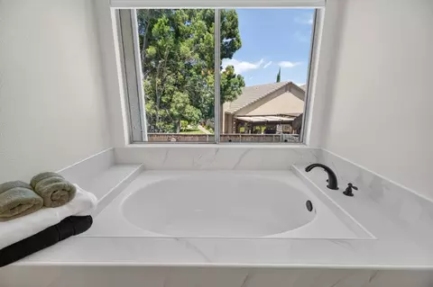 Bath - 1315 Eagle St, Tracy, CA 95376 photo 3 of 5