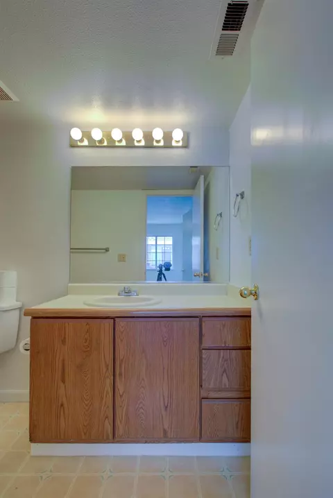 Bath - 1247 Aspen St, Merced, CA 95340 photo 3 of 4