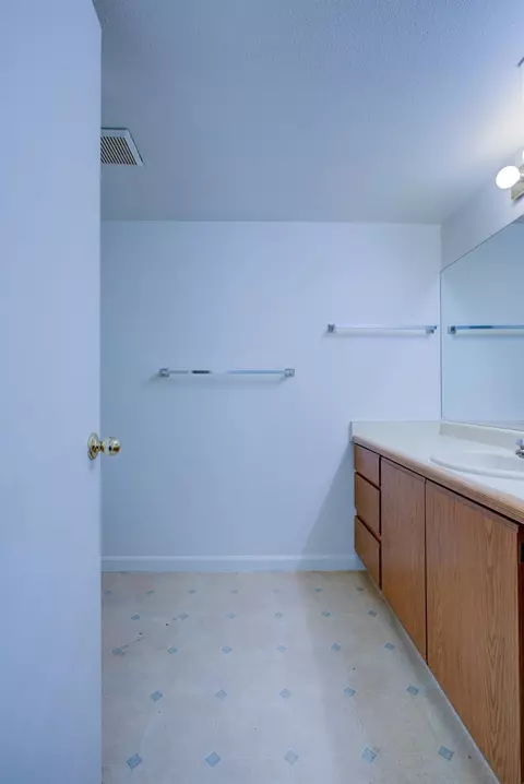 Bath - 1247 Aspen St, Merced, CA 95340 photo 2 of 4