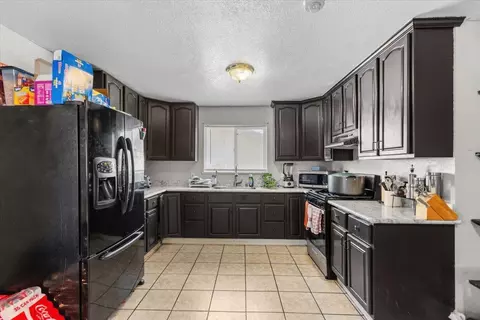 Kitchen - 2032 E 9th St, Stockton, CA 95206 photo 3 of 4