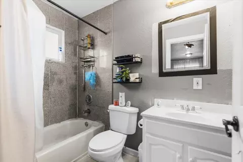 Bath - 2032 E 9th St, Stockton, CA 95206 photo 2 of 6