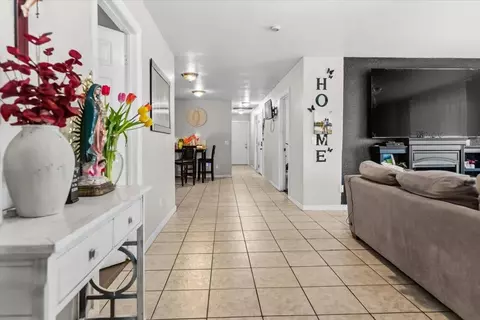 Entry Way - 2032 E 9th St, Stockton, CA 95206 photo 2 of 5