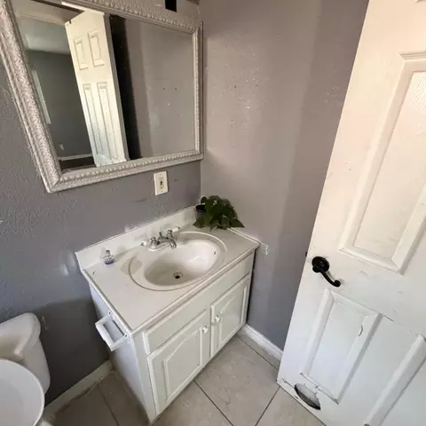Bath - 2032 E 9th St, Stockton, CA 95206 photo 6 of 6