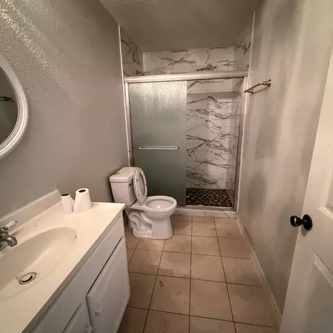 Bath - 2032 E 9th St, Stockton, CA 95206 photo 4 of 7