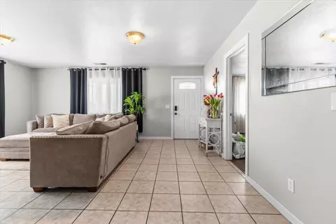 Entry Way - 2032 E 9th St, Stockton, CA 95206 photo 3 of 5