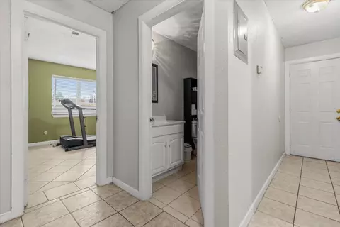 Entry Way - 2032 E 9th St, Stockton, CA 95206 photo 4 of 5