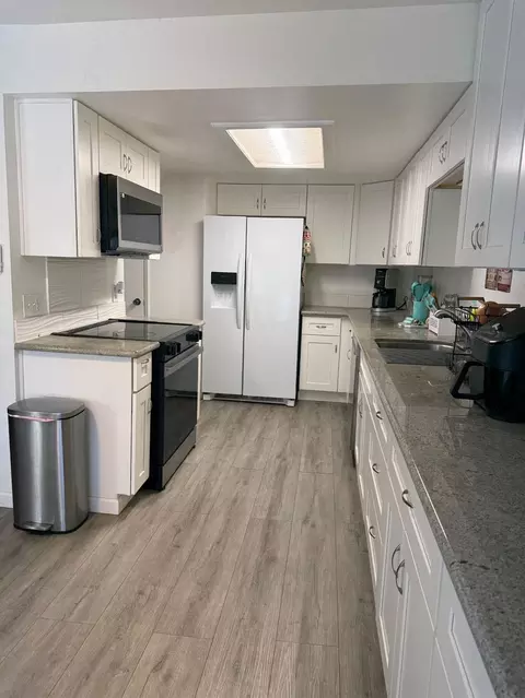 Kitchen - 3701 Colonial Dr #84, Modesto, CA 95356 photo 6 of 8