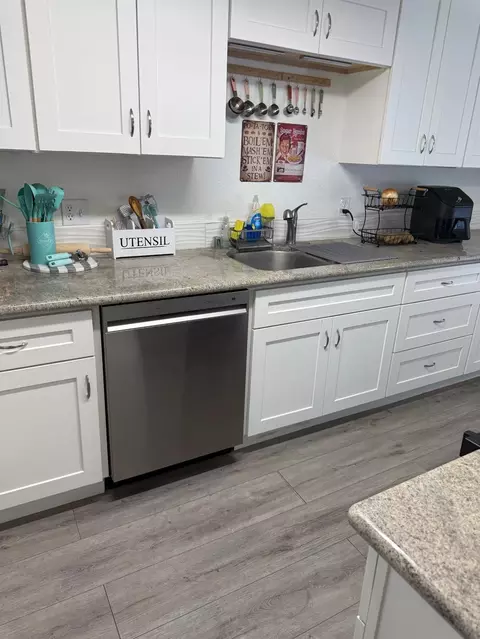 Kitchen - 3701 Colonial Dr #84, Modesto, CA 95356 photo 7 of 8