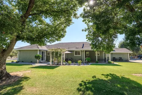 Exterior - 8460 E Keyes Rd, Hughson, CA 95326 photo 4 of 10