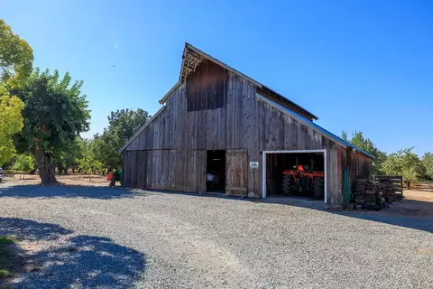 Exterior - 8460 E Keyes Rd, Hughson, CA 95326 photo 2 of 10