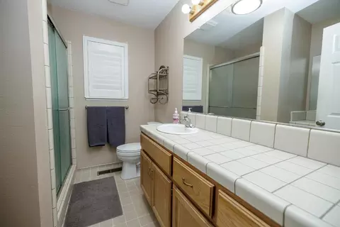 Bath - 8460 E Keyes Rd, Hughson, CA 95326 photo 3 of 4