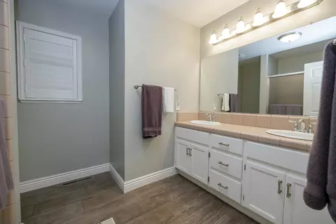 Bath - 8460 E Keyes Rd, Hughson, CA 95326 photo 1 of 4