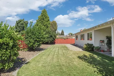 Exterior - 2709 Chapel Ct, Modesto, CA 95355 photo 5 of 7