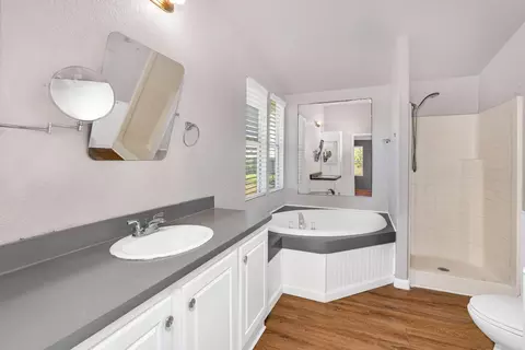 Bath - 17568 Clement Ave, Dos Palos, CA 93620 photo 1 of 3