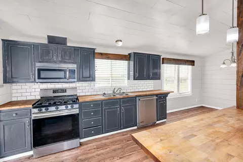 Kitchen - 17568 Clement Ave, Dos Palos, CA 93620 photo 4 of 4