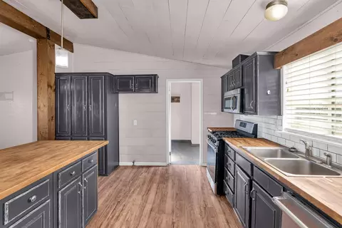 Kitchen - 17568 Clement Ave, Dos Palos, CA 93620 photo 3 of 4