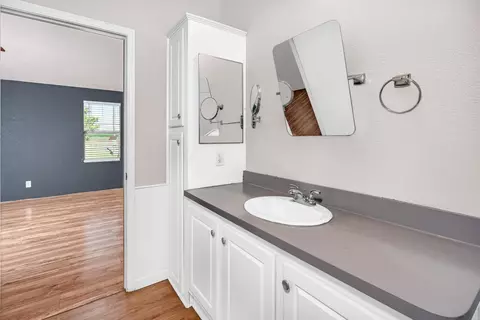 Bath - 17568 Clement Ave, Dos Palos, CA 93620 photo 2 of 3