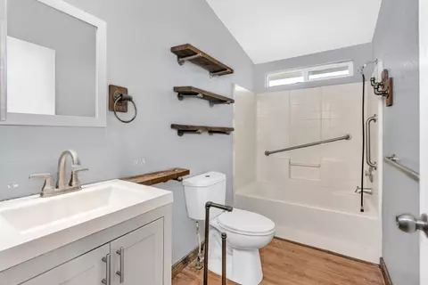 Bath - 17568 Clement Ave, Dos Palos, CA 93620 photo 3 of 3