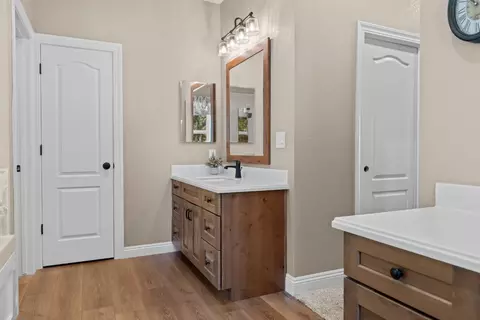 Bath - 19275 Adamson Dr, Grass Valley, CA 95949 photo 3 of 4